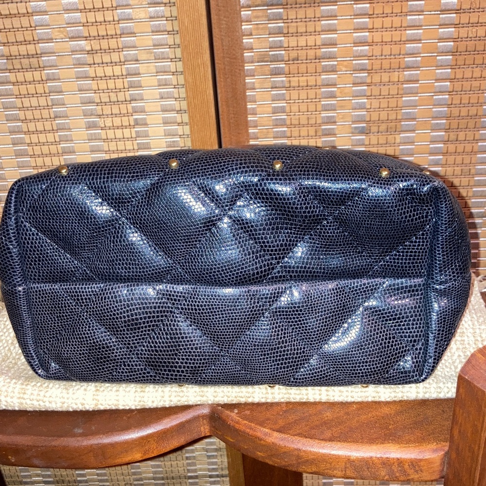 Vintage Black Quilted Shoulder Bag with Gold Chain Accents - Picture 4 of 11